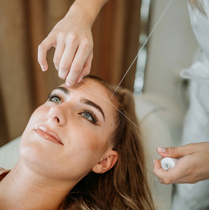 Threading — precizno oblikovanje obrva i lica